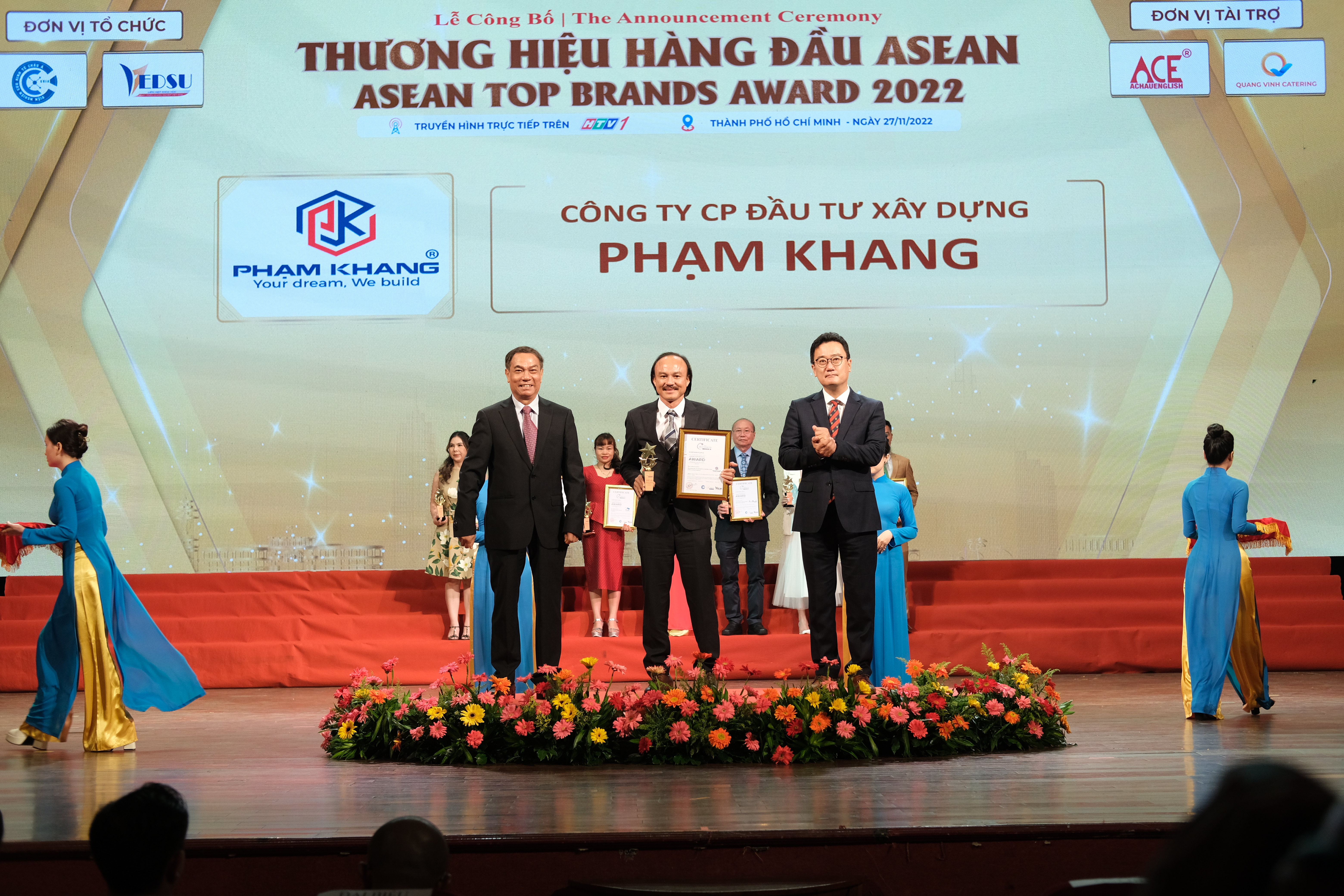 CÔNG TY CỔ PHẦN ĐẦU TƯ XÂY DỰNG PHẠM KHANG ĐẠT DANH HIỆU "TOP 10 THƯƠNG HIỆU HÀNG ĐẦU ASEAN” 